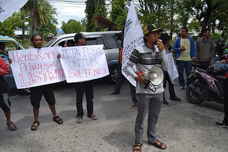 Aksi Jatam di kantor PLN Palu, Sulawesi Tengah, Sabtu (31/1). (Ist)