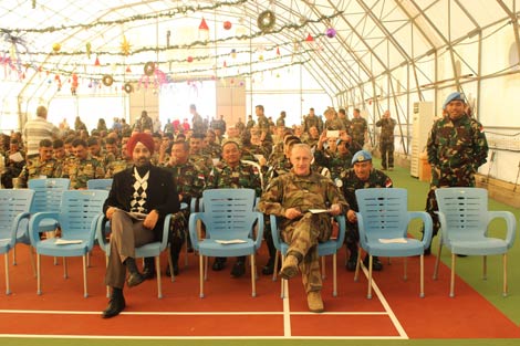 Prajurit TNI yang beragama Nasrani dan tergabung dalam Satgas Indobatt menghadiri perayaan Natal pada acara Coattend Christmast Celebration di Naqoura Camp, Lebanon, Jumat (25/12).
