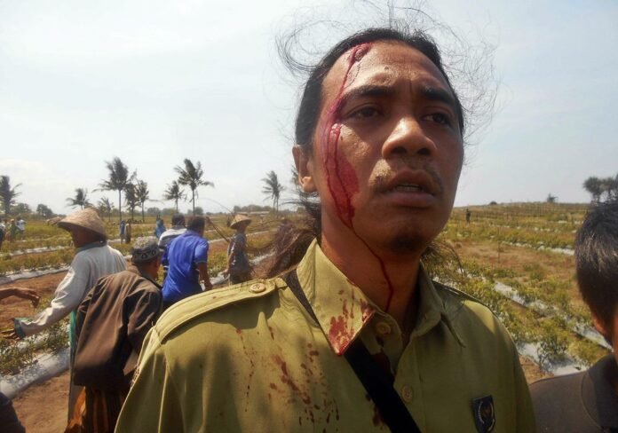 Kades Wiromartan yang masih mencoba menyerukan agar tentara tidak bertindak kekerasan, malah langsung dijawab dengan aksi pemukulan yang membabi-buta dalam konflik pemagaran pesisir di Kebumen Selatan, Jawa Tengah, Juli 2015 (Ist)
