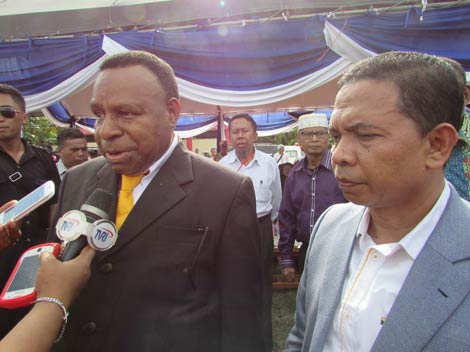 Bupati dan Wakil Bupati Kabupaten Keerom, Papua, Celcius Watae dan Muhammad Markum dalam acara lepas sambut jabatan bupati di Keerom, Papua (Ist)