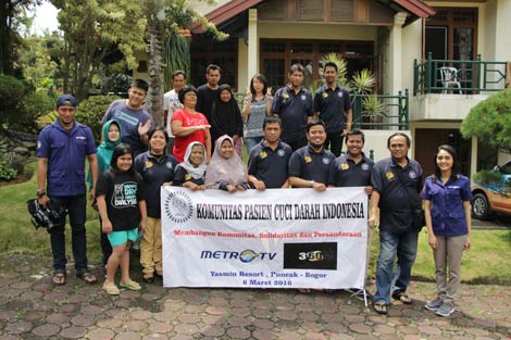 Komunitas Pasien Cuci Darah Indonesia (KPCDI) bersama kru Metro TV di Puncak, Jawa Barat Maret 2016 (Ist)