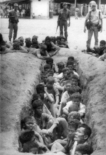 Rakyat yang diduga anggota PKI dikumpulkan dimasukan kedalam lubang massal sebelum di eksekusi tanpa pengadilan terjadi hampir disemua wilayah Indonesia pada tahun 1965-1969
