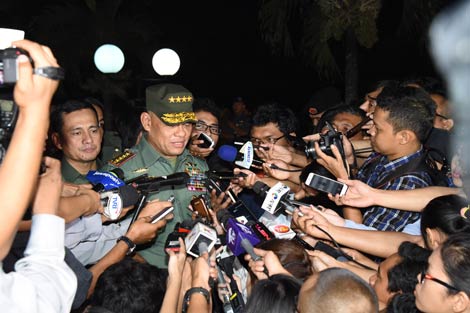 Panglima TNI Jenderal TNI Gatot Nurmantyo dalam konferensi pers di Plaza Mabes TNI Cilangkap Jakarta Timur, Senin (27/6) malam. (Ist)