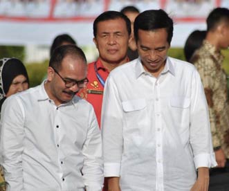 Presiden Joko Widodo bersama tokoh rakyat Nias, Firman Jaya Daeli di Gunung Sitoli, Nias, Sumatera Utara, Jumat (19/8) (Ist)