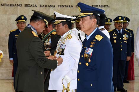 Panglima TNI Jenderal TNI Gatot Nurmantyo menganugerahkan Tanda Kehormatan kepada 78 Perwira Tinggi (Pati) TNI, dalam sebuah upacara militer di Ruang Hening Mabes TNI Cilangkap, di Jakarta, Kamis (18/8). (Ist)