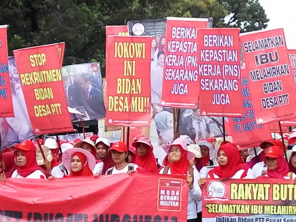 Aksi bidan desa PTT yang tergabung dalam Forum Bidan Desa menuntut pengangkatan sebagai PNS pusat beberapa waktu lalu di Istana Presiden, Jakarta (Ist)