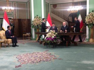 Presiden Jokowi menyaksikan penandatanganan kerjasama kelistrikan yang ditandatangani Menteri ESDM Ignasius Jonan dan Menteri ESDM Iran, di Teheran, Rabu (14/12) siang. (Ist)