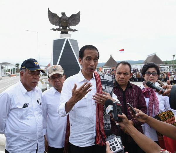 Presiden Jokowi menjawab pertanyaan wartawan di sela kunjungan kerja di NTT, Rabu (28/12) siang. (Ist)