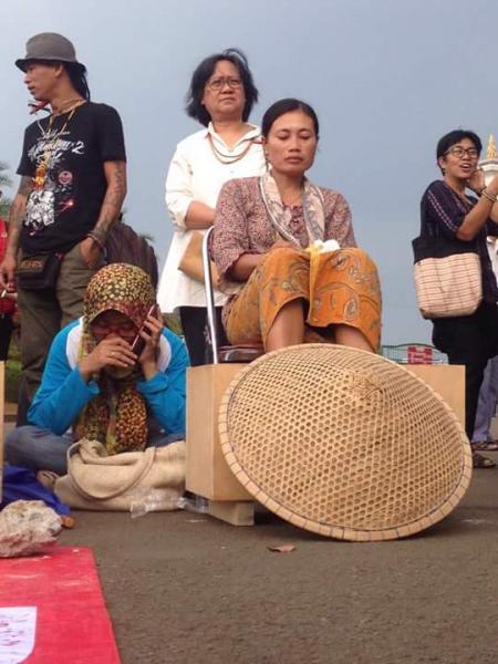 Murtini dalam aksi menyemen kaki bersama beberapa perempuan tani di depan Istanan Negara, Jakarta beberapa waktu lalu (Ist)