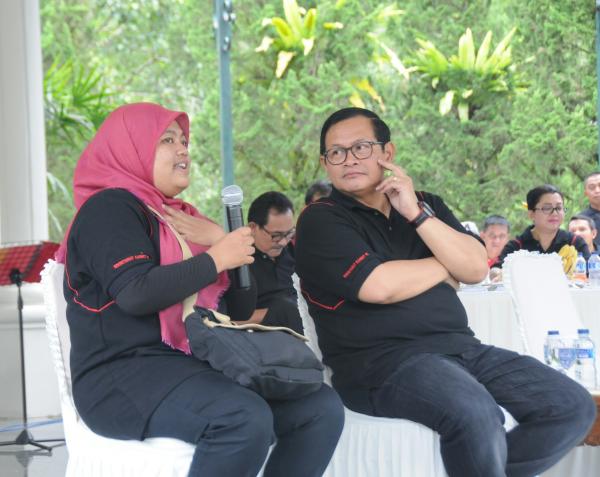 Seskab, Pramono Anung dalam sesi dialog pada acara Raker Sekretariat Kabinet di Istana Kepresidenan Cipanas, Jawa Barat, Sabtu (18/2). (Ist)