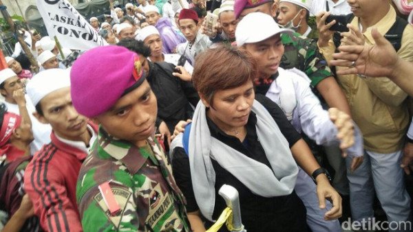 Salah satu wartawan Metro TV diamankan setelah mendapat intimidasi dan kekerasan oleh peserta aksi damai 112 di Masjid Istiqlal, Jakarta, Jumat (11/2) (Ist)