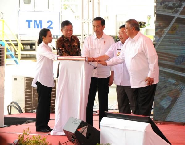 Presiden Jokowi sesudah memberikan sambutan pada peresmian Pembangkit Listrik Tenaga Gas Mobile Power Plant (PLTG MPP) Parit Baru 4 X 25 MW, di Kabupaten Mempawah, Kalimantan Barat (Kalbar), Sabtu (18/3) siang. (Ist)