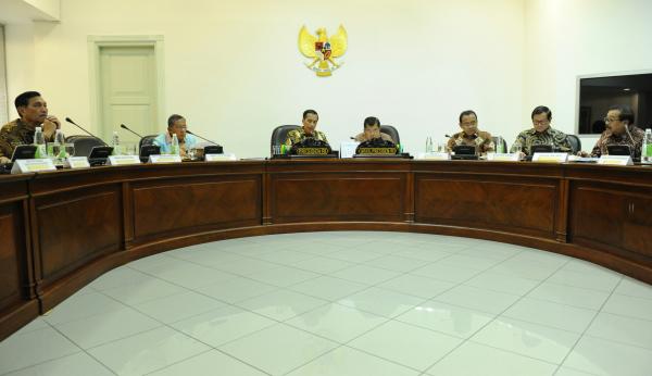 Gubernur Jatim Soekarwo (paling kanan) mengikuti rapat terbatas tentang Jawa Timur, yang dipimpin oleh Presiden Jokowi, di Kantor Presiden, Jakarta, Selasa (14/3) sore. (Ist)