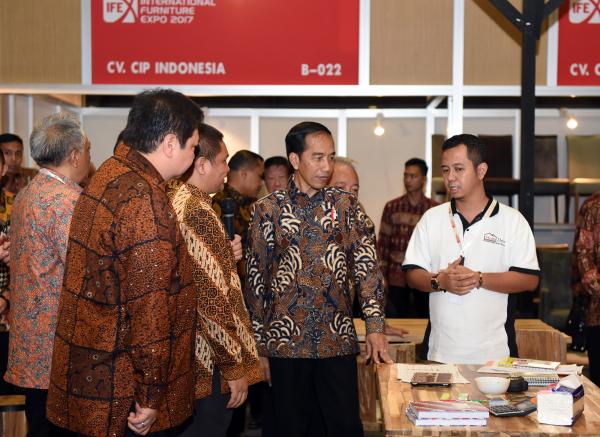 Presiden Jokowi meninjau Pameran IFEX 2017, di Ji-Expo Kemayoran, Jakarta, Sabtu (11/3) pagi. (Ist)