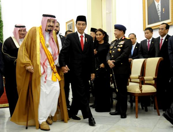 Presiden Jokowi bergandengan dengan Raja Salman dalam rangkaian kunjungan kenegaraan di Istana Kepresidenan Bogor, Jawa Barat, Rabu (1/3). (Ist)