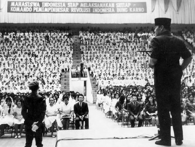 Presiden Soekarno sedang menggembleng mahasiswa Indonesia dalam satu komando melawan Neo Kolonialisme - Imperialisme di Jakarta 1964 (Ist)