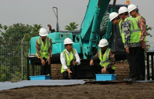 Presiden Jokowi saat melakukan groundbreaking kereta Bandara Adi Soemarmo di Jawa Tengah, Sabtu (8/4). (Ist)