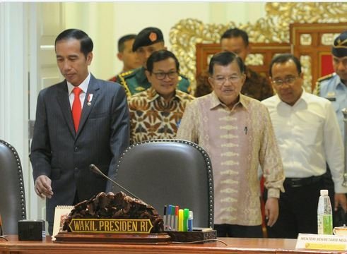Presiden Jokowi bersama Wapres Jusuf Kalla memasuki ruang sidang kabinet, di Kantor Presiden, Selasa (11/4) siang (Ist)