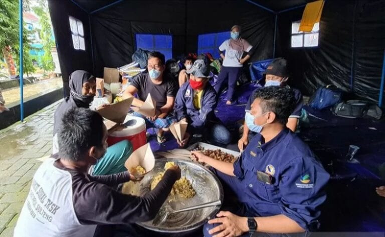 WASPADA…! Kemensos Dirikan Enam Dapur Umum Untuk Penyintas Gempa Sulbar