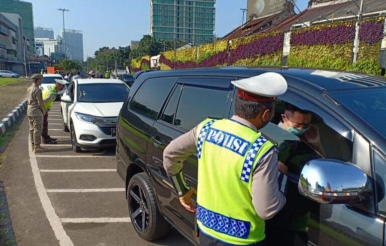 JANGAN NGEYEL…! PPKM Jawa-Bali Diperpanjang, Ini Syarat Bepergian Naik Mobil Pribadi