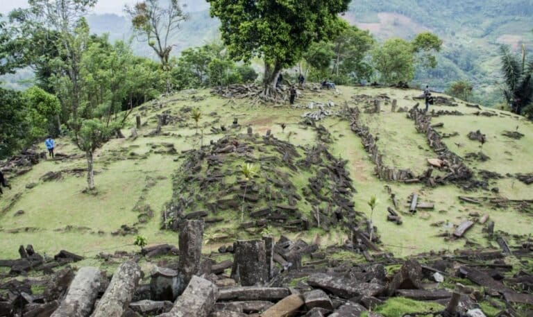 JREEENG…! Rahasia di Bawah Permukaan Gunung Padang Terkuak, Ada Bangunan hingga Jalan Batu!
