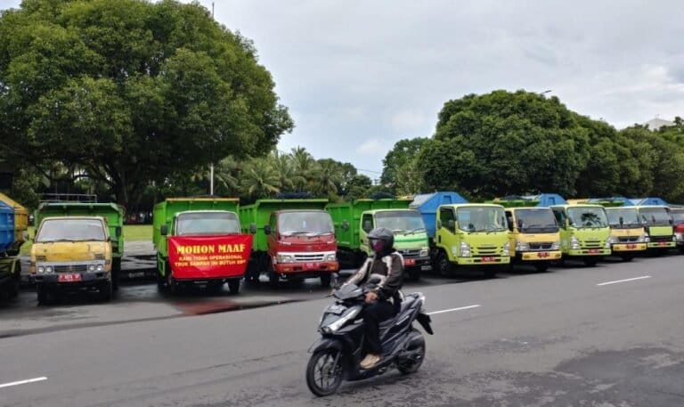 YA AMPUUUN…! Sebar Hoax Tidak Ada BBM, Sopir Truk Sampah Parkir Di Kantor Bupati Jember