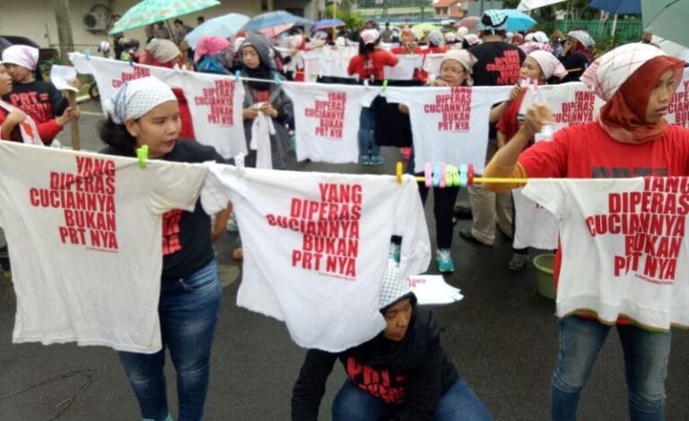 Akrobat Hidup Para Penopang Dapur, Luput Dari Bansos!