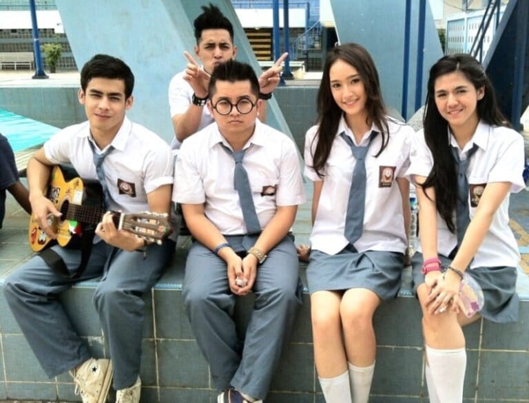 NAAAH…! Pemerintah Resmi Keluarkan Larangan Sekolah Negeri Pakai Seragam Agama Tertentu