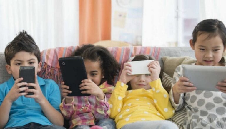 HATI-HATI BUUU…! Anak yang Sering Main Gadget Akan Sebabkan 3 Efek Buruk ini