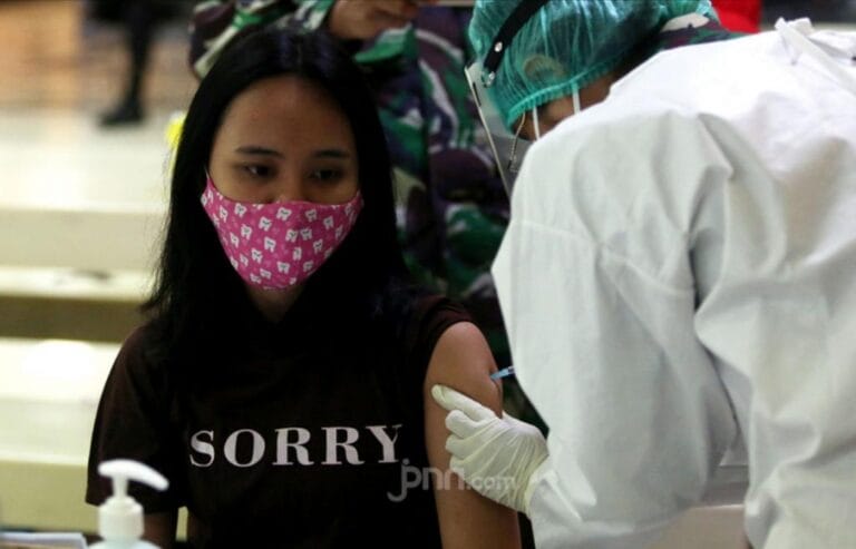 NGERIK…! Usai Disuntik Vaksin AstraZeneca, Sejumlah Warga Manado Demam, Menggigil, Sakit Kepala dan Lemas, Satgas COVID-19 Sulut Setop Vaksinasi AstraZeneca