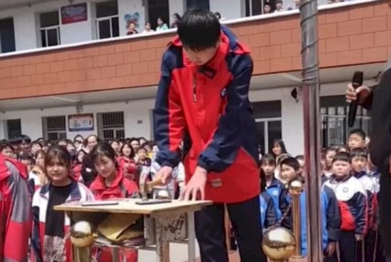 INSPIRATIF…! Agar Fokus Belajar, Orang Tua di China Minta Sekolah Hancurkan Ponsel Siswa