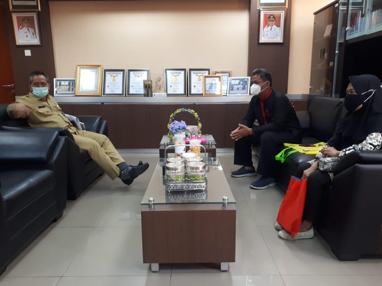 CUCI TANGAN…! DKR Kecewa Walikota Depok Menolak Bertemu Dengan Orang Tua siswa Miskin