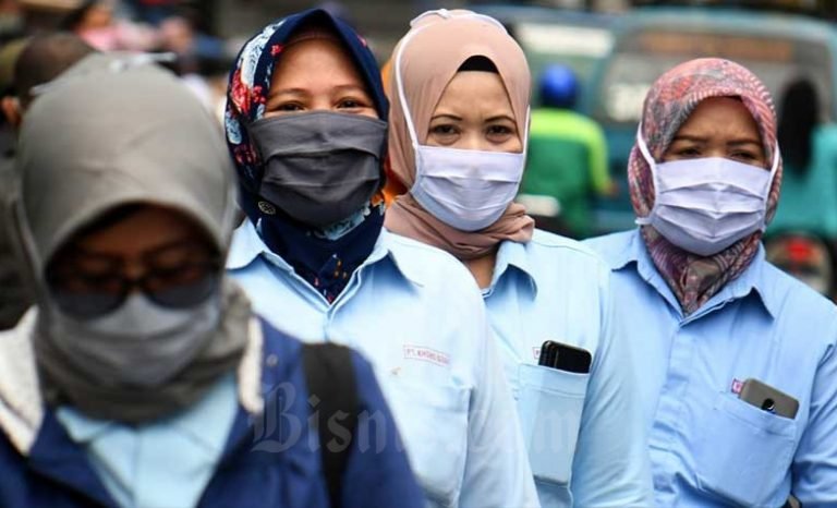 JANGAN TAKUT MAS MBAK…! Pekerja Sektor Non-Esensial Harus WFH, Menko Luhut: Tidak Akan Dipecat