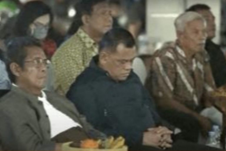 MUNGKIN FAKTOR ‘U’ YAK…? Getol Anti PKI, Gatot Malah Molor Saat Nonton G30S/PKI