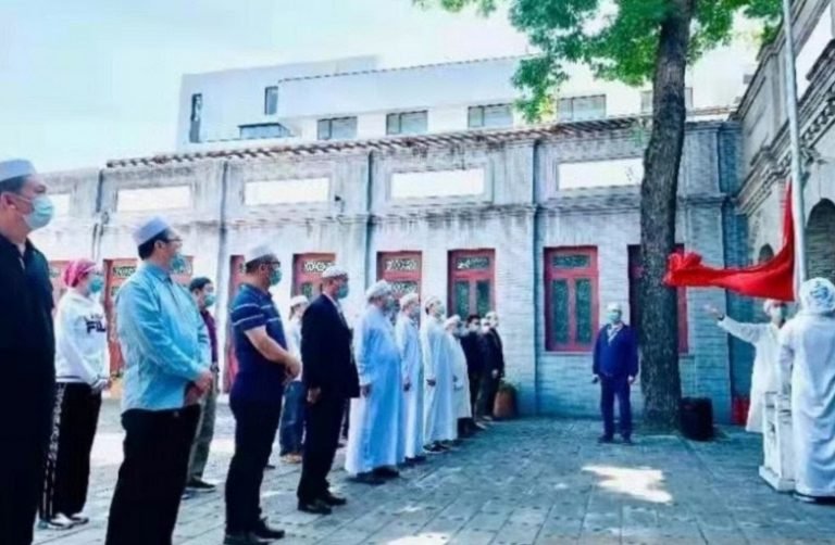 AMIEN RAIS GIGIT JARI NIH…! HUT ke-72 RRC, Jamaah Ikut Upacara dan Merayakan Di Seluruh Masjid