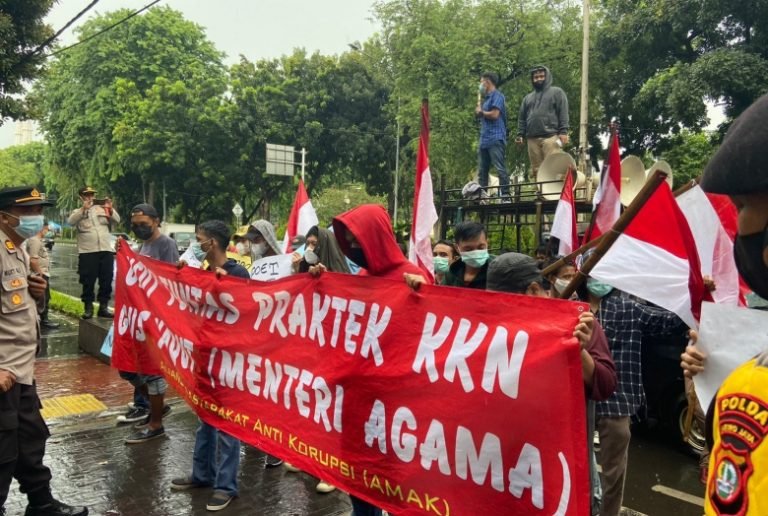 JANGAN ENGGAN MENJAWAB GUS…! Gelar Aksi Depan Kantor Kemenag, Komite Masyarakat Tolak Korupsi Meminta Klarifikasi