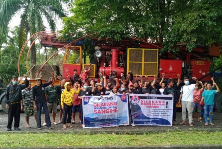 MENOLAK TUNDUK…! Jelang Natal Rakyat Blokir Mobilisasi Mesin Bor PT Tambang Mas Sangihe