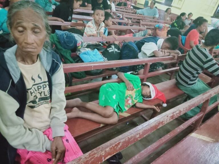 JANGAN LAMBAT…! Ratusan Warga Kariuw Korban Konflik Mengungsi ke Negeri Aboru