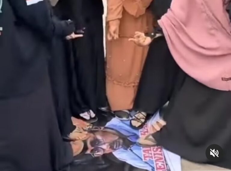 YA AMPUUUN…! Warga Net Kecam.Sekelompok Wanita Acungkan Jari Tengah dan Injak Baliho Gambar Menag Yaqut