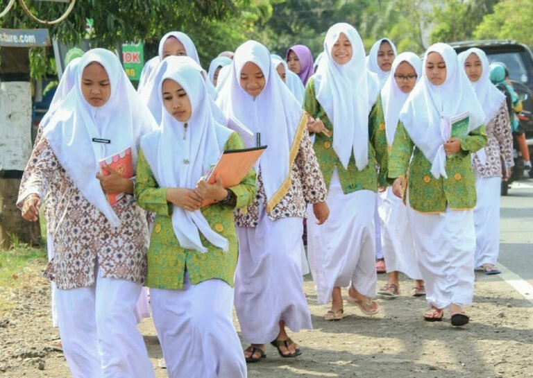 KOQ BEDA YAAA…? Taliban Kembali Tutup Sekolah untuk Wanita, Gus Yahya: Lihatlah NU Punya Banyak Perempuan Unggul