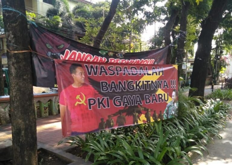 TANGKAP PROVOKATORNYA SEGERA…! Muncul Spanduk Waspadai PKI Gaya Baru Dengan Foto Panglima Andika dan Palu Arit