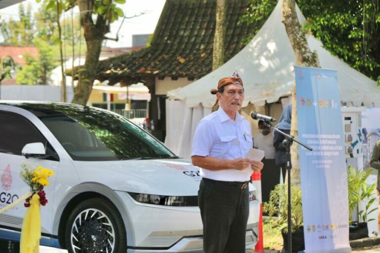 INSPIRATIF NIH SI OPUNG..! Luhut Minta Semua Kawasan Wisata Gunakan Mobil Listrik Untuk Operasional