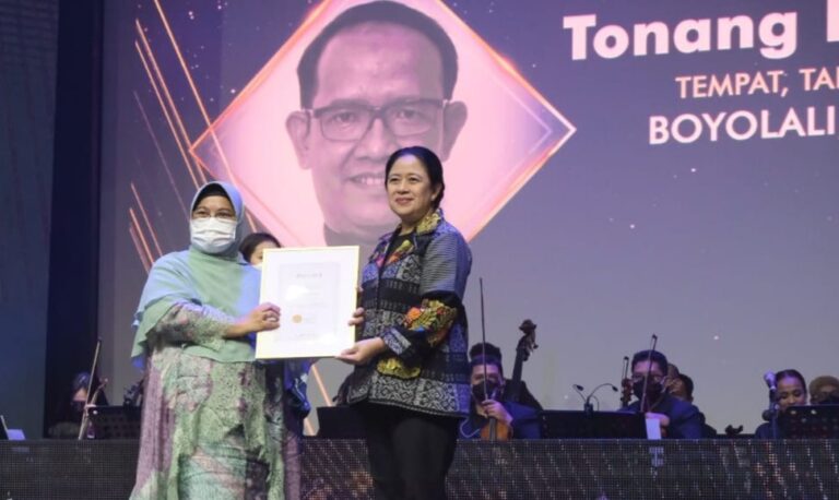 TERIMAKASIH DOKTER INDONESIA…! Serahkan Achmad Bakrie Award, Puan Apresiasi Dedikasi Dokter Tanggulangi Covid-19