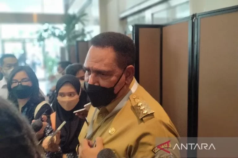 MAU GAK YA…? Paulus Waterpauw Sarankan Lukas Enembe mundur