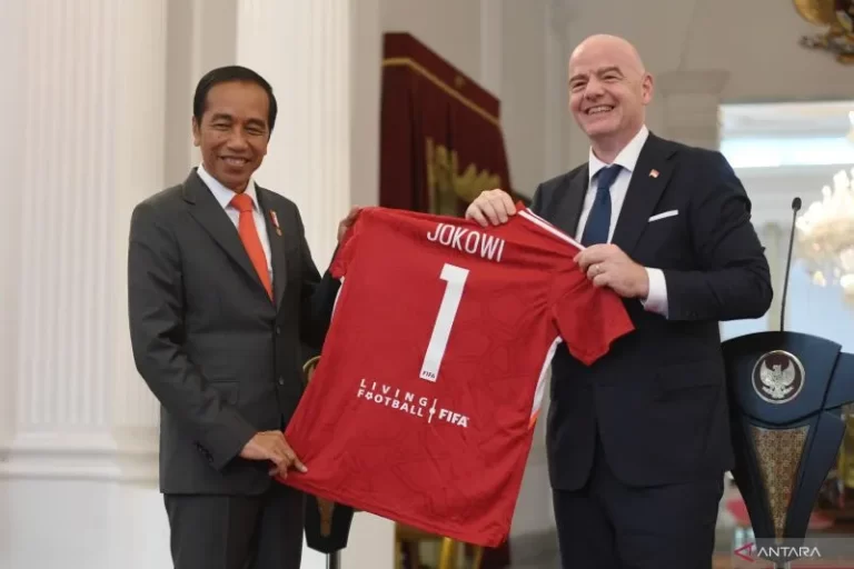 CIE CIE CIE…! Presiden FIFA: Prioritas Pertama Adalah Reformasi Sepak Bola Indonesia
