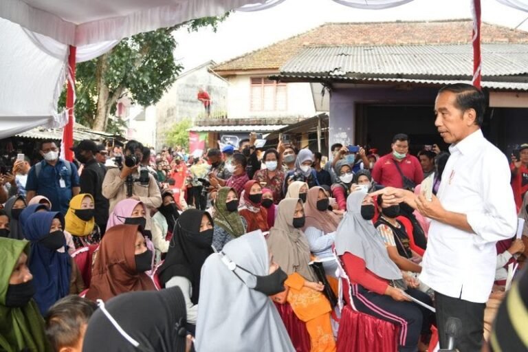 TETAP DICINTAI RAKYAT NIH..! Disambut Histeris, Presiden Ingatkan Gizi Anak pada Emak-emak Di Pasar Toboali