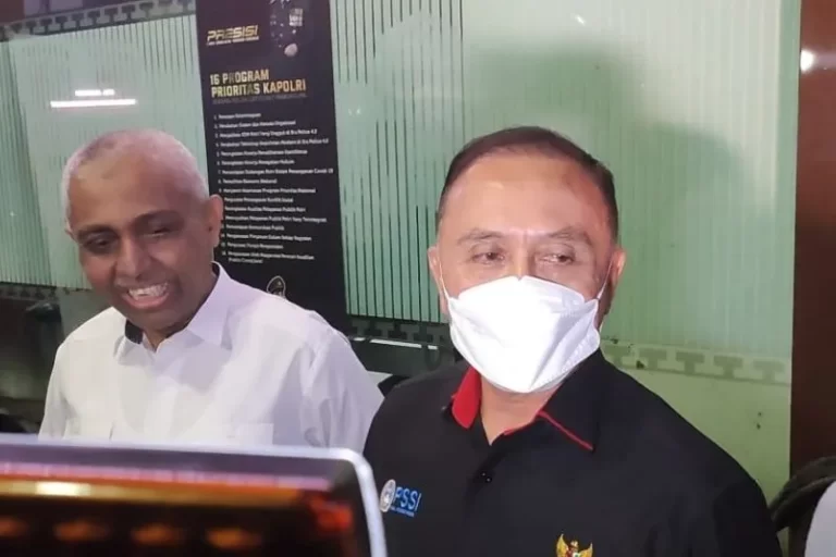 SERIUS NIH…? Diperiksa 5 Jam, Mahfud MD Sebut Iwan Bule Bisa Kena Tersangka Kasus Kanjuruhan