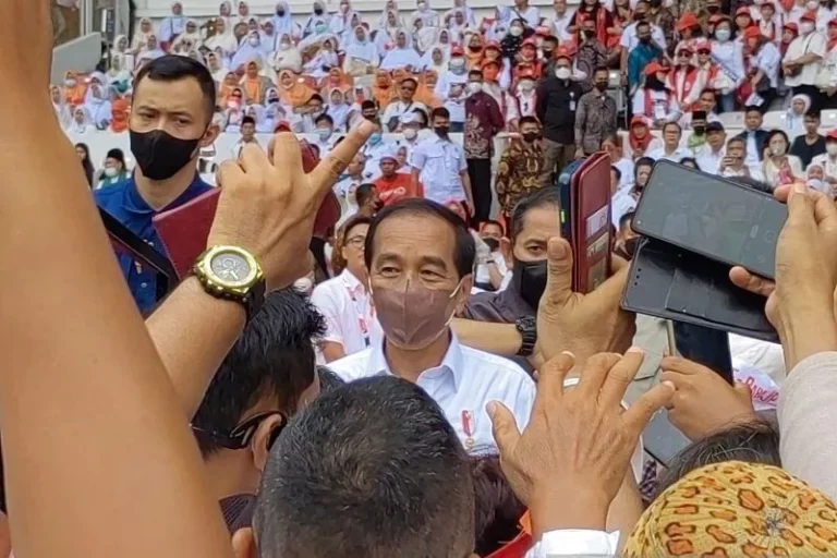 MENCEMASKAN NIH..!Jokowi: Jangan Hanya Karena Kepentingan Politik Lupa Jaga Keberlanjutan Pembangunan