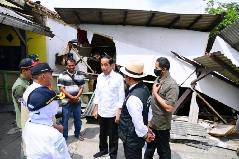 LOH MENKESNYA KOQ GAK IKUT…? Presiden Jokowi Bagikan Makanan Ke Pengungsi Gempa Cianjur