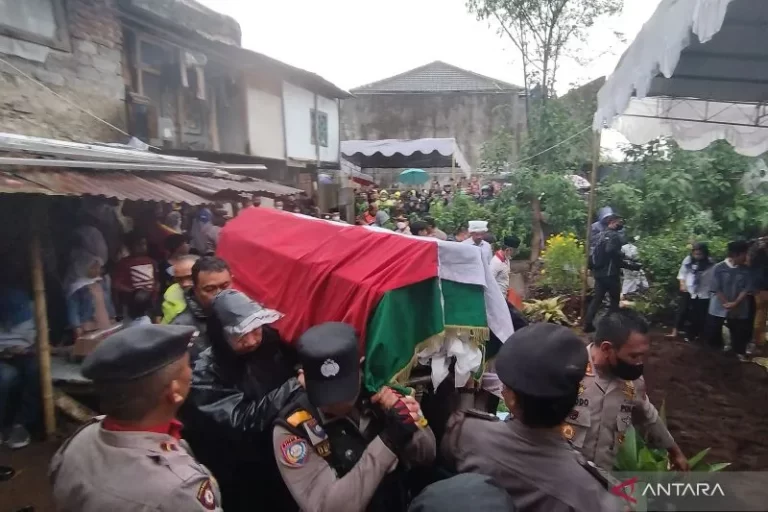 TURUT BERDUKA CITA…! Aiptu Sofyan Korban Bom Astanaanyar Dimakamkan di Bandung